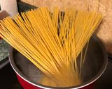A picture of step 1 of Tuna fish spaghetti.