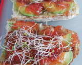 Foto del paso 9 de la receta: Tostas de aguacate, cebolla caramelizada y mermelada de tomate