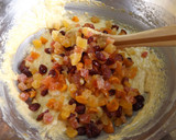 Foto del paso 3 de la receta: Pastel bizcochado exquisito con frutas escarchadas y nueces para mamá