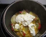 Foto del paso 2 de la receta: Patatas guisadas con all-i-oli, cebolla y pimientos en olla GM