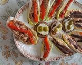 Foto del paso 6 de la receta: Endivias de atún con pimientos y chasca con anchoas con tomate, queso de cabra y aceitunas
