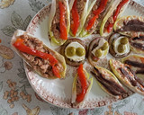 Foto del paso 6 de la receta: Endivias de atún con pimientos y chasca con anchoas con tomate, queso de cabra y aceitunas