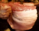 Foto del paso 3 de la receta: Solomillo de cerdo envuelto en panceta con crema de mostaza con guarnición de puerros