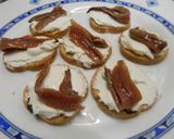 Foto del paso 3 de la receta Tostada de philadelphia y anchoas