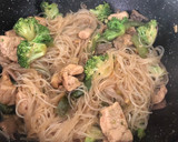 Foto del paso 6 de la receta: Fideos de arroz salteado con pollo, brócoli y setas