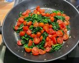 Une image de l'étape 11 de Omelette aux épinards, ail et tomates cerises.
