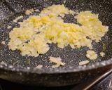 صورة لخطوة 3 من وصفة أرز مقلي بالمشروم 🍄