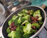 Foto del paso 2 de la receta: Fideos de algarroba con brócoli Todo en crudo y sin colar