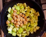 Foto del paso 2 de la receta: Pasta con salsa de Zucchini v champiñones. #Mercado