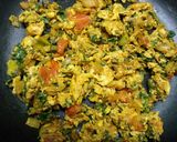 A picture of step 3 of Anda palak bhurji.