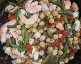 Foto del paso 3 de la receta: Judías verdes con garbanzos y langostinos🦐🦐