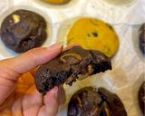 صورة لخطوة 3 من وصفة كوكيز نيويورك دبل تشوكلت (بحشو الشوكلت سبريد) 🍪