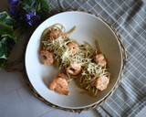 Foto del paso 2 de la receta: Espaguetis integrales con pesto de anacardos y langostinos