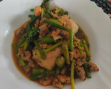 Foto del paso 3 de la receta: Merluza con espárragos trigueros gambas y almejas