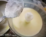 A picture of step 3 of Mango pancake with mango sauce.
