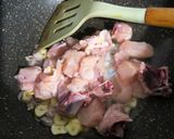 Foto langkah ke 2 dari resep Pasta Saus Kari Ayam.