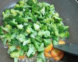 Foto langkah ke 3 dari resep Tumis tofu wortel brokoli.