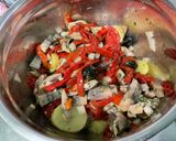 Une image de l'étape 14 de Salade tiède de poivrons rouges, pommes de terre, harengs et olives.