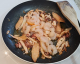 Foto del paso 3 de la receta: Tiras de chipirones con gambas al ajillo