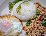 รูปขั้นตอนการทำที่ 2 ของ กะเพราหมูสับไข่ดาวกรอบ