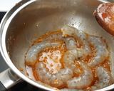 Foto del paso 2 de la receta Tomates rellenos de langostinos y surimi aderezados con mahonesa y aceite de marisco