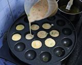 Foto langkah ke 3 dari resep Takoyaki: Cemilan Kekinian Favorit Anak-anak.