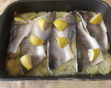 Foto del paso 8 de la receta: Filetes de Lubina al horno con Limón y patatas