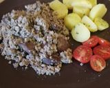 Kiadós reggeli velővel, májjal és tojással, köretnek főtt burgonya recept fázis 4 fotója