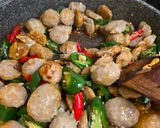 Foto langkah ke 4 dari resep Oseng Bakso Kecap.