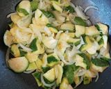 Foto del paso 4 de la receta: Garbanzos salteados con atún!