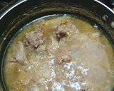 A picture of step 2 of Dumbay ki karhai with black pepper.