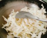 Hình bước làm 2 của món Bắp cải xào ruốc