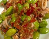 รูปขั้นตอนการทำที่ 1 ของ สะตอผัดกะปิหมึกไข่ (Stir fried stink beans with squid in shrimp paste sauce)