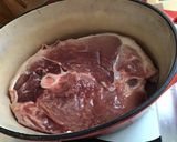 Une image de l'étape 2 de Rouelle de porc au four aux oignons marinée miel,herbes et épices.