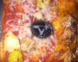 صورة لخطوة 3 من وصفة بيتزا بحجم عاءلي اممم😋😋😋😋