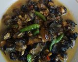 Foto langkah ke 8 dari resep Keong Hitam Bumbu Kuning.