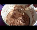 Foto langkah ke 4 dari resep Bolu coklat kukus.