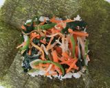 Foto del passaggio 5 della ricetta 'Gimbap' facile - Sandwich di riso con carne grigliata alla coreana
