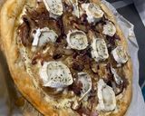 Une image de l'étape 4 de Tarte fine au chèvre, oignons confits et miel 🍯.