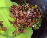 Foto langkah ke 2 dari resep Oseng Cumi Asin Pedas Manis.