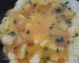 Foto del paso 3 de la receta: Tortilla de papa a la francesa con pollo y queso