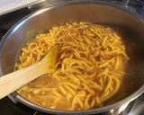 Une image de l'étape 2 de Timbale de spätzles aux tomates, thon, emmental et curcuma.