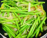 Hình bước làm 3 của món Măng tây non xào tỏi, hành tây