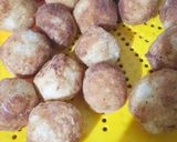 Une image de l'étape 3 de Boules de riz au fromage à la sauce rouge.