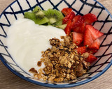 Foto del paso 3 de la receta: Bowl de frutas con granola y yogur natural