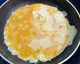 Foto del paso 2 de la receta: Tortilla francesa con cebolleta y queso Grana Padano