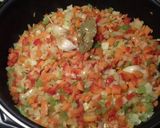Foto del paso 4 de la receta Lentejas pardinas con verduras y salchichas frescas