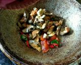 Foto langkah ke 3 dari resep Masak Kerang Kupas dan Tahu.