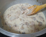 Foto del paso 7 de la receta: Lomo de cerdo con salsa de champiñones y queso