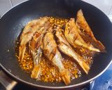Hình bước làm 4 của món Khô cá đù chiên mắm